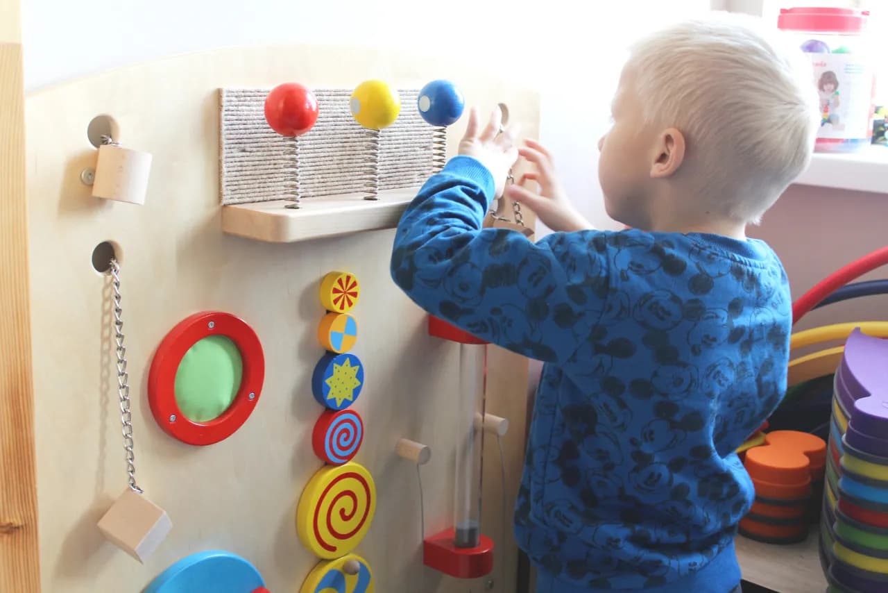 Wieża sensoryczna: klucz do rozwoju dziecka - co musisz wiedzieć