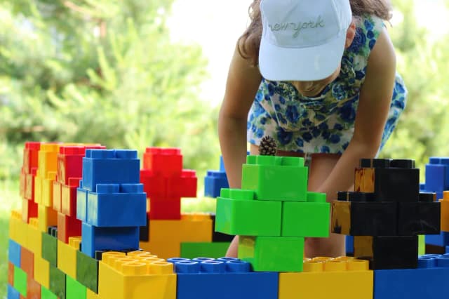 Klocki ogrodowe dla dzieci: jak rozwijają i bawią na powietrzu Klocki ogrodowe dla dzieci: jak rozwijają i bawią na powietrzu
