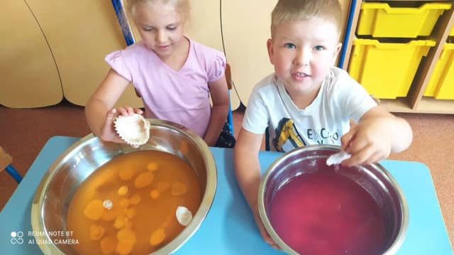 Kreatywne zabawy sensoryczne z kisielem, które rozwijają zmysły dziecka